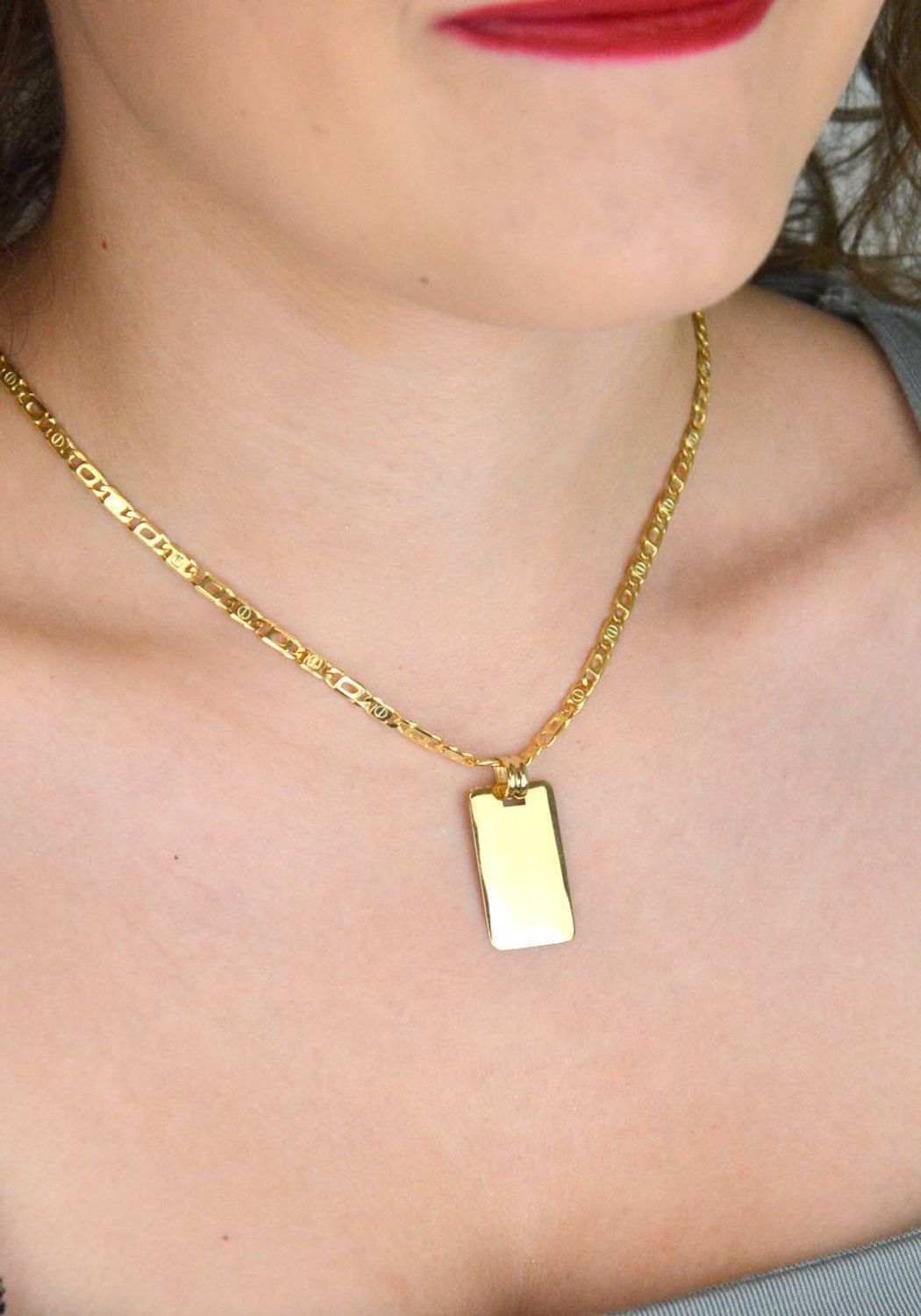 Złota zawieszka prostokątna próby 585, idealna pod grawer. Wymiary 3,2 x 1,5 cm, waga 1,83 g. Klasyczna forma – idealna na prezent z personalizacją.1.jpg