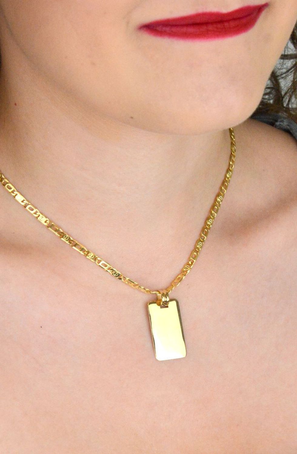 Złota zawieszka prostokątna próby 585, idealna pod grawer. Wymiary 3,2 x 1,5 cm, waga 1,83 g. Klasyczna forma – idealna na prezent z personalizacją.1.jpg