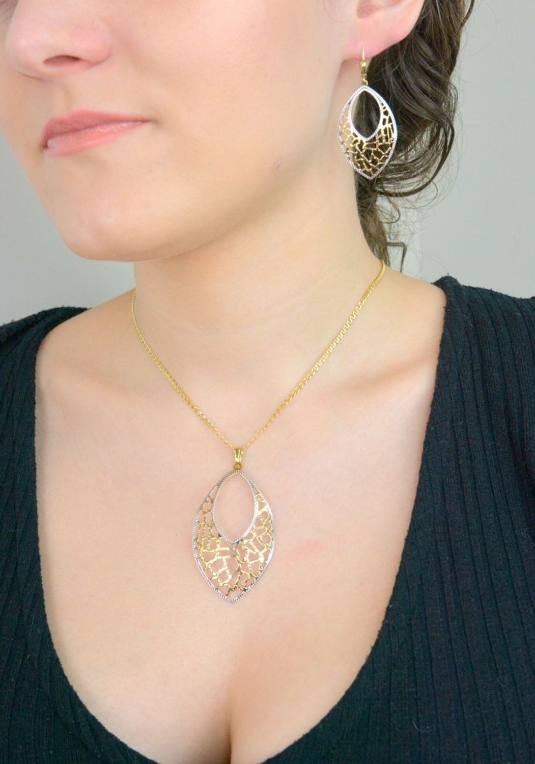 Zawieszka złota ażurowa pr 333, DIA-ZAW-1359-333 Wisiorek został wykonany z wysokiej jakości złota próby 333. Złoto to jeden z najpopularniejszych kruszców, cenione przez kobiety na całym świecie1.jpg