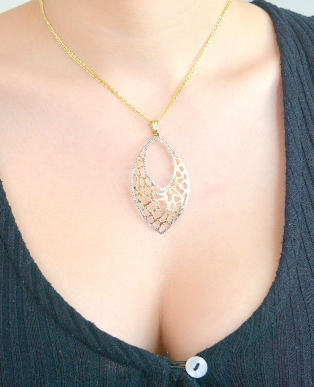 Zawieszka złota ażurowa pr 333, DIA-ZAW-1359-333 Wisiorek został wykonany z wysokiej jakości złota próby 333. Złoto to jeden z najpopularniejszych kruszców, cenione przez kobiety na całym świecie1.jpg