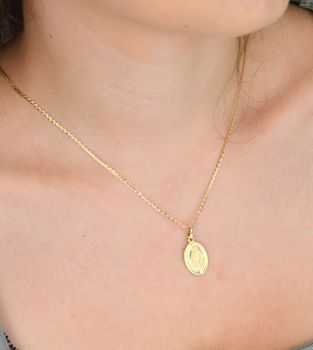 Złoty medalik Matki Boskiej Cudownej próby 585. Klasyczna zawieszka o długości 2,5 cm, szerokości 1,2 cm i wadze 1,72 g. Symbol wiary i ochrony (2).JPG
