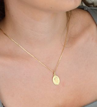 Złoty medalik Matki Boskiej Cudownej próby 585. Klasyczna zawieszka o długości 2,5 cm, szerokości 1,2 cm i wadze 1,72 g. Symbol wiary i ochrony (5).JPG
