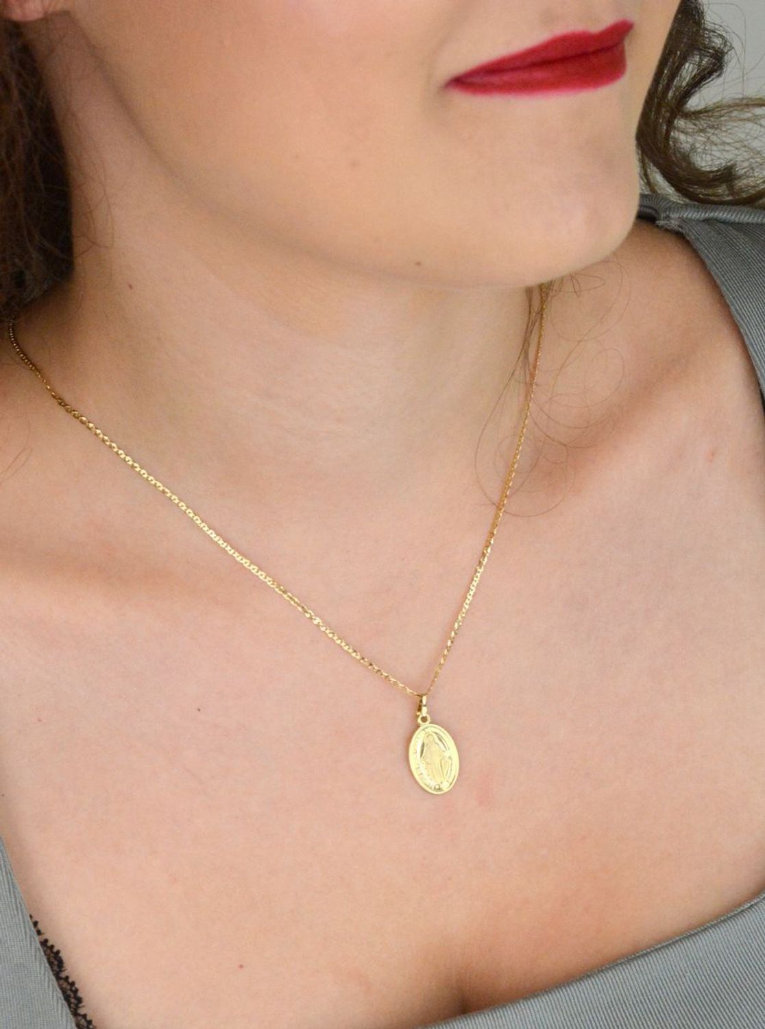 Złoty medalik Matki Boskiej Cudownej próby 585. Klasyczna zawieszka o długości 2,5 cm, szerokości 1,2 cm i wadze 1,72 g. Symbol wiary i ochrony.1.jpg