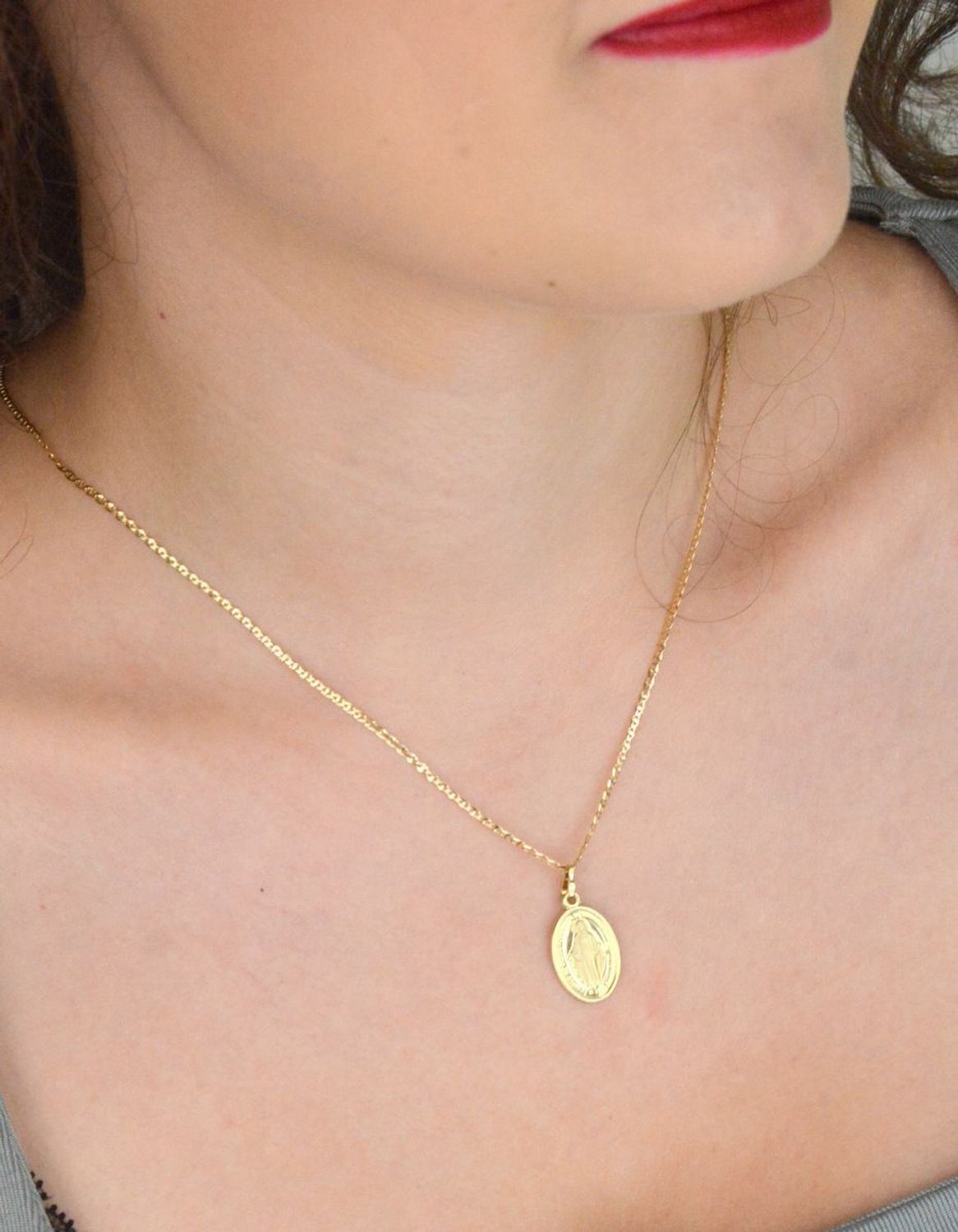 Złoty medalik Matki Boskiej Cudownej próby 585. Klasyczna zawieszka o długości 2,5 cm, szerokości 1,2 cm i wadze 1,72 g. Symbol wiary i ochrony.1.jpg