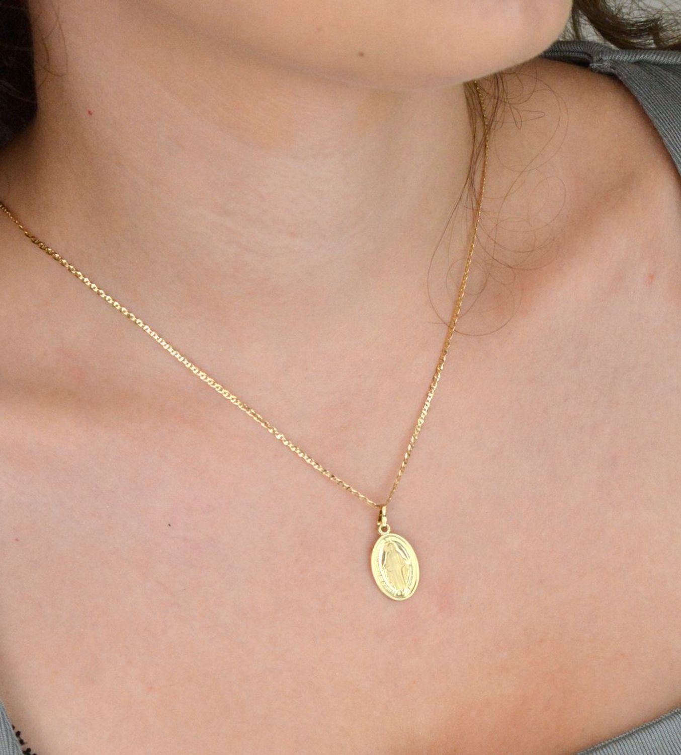 Złoty medalik Matki Boskiej Cudownej próby 585. Klasyczna zawieszka o długości 2,5 cm, szerokości 1,2 cm i wadze 1,72 g. Symbol wiary i ochrony.1.jpg