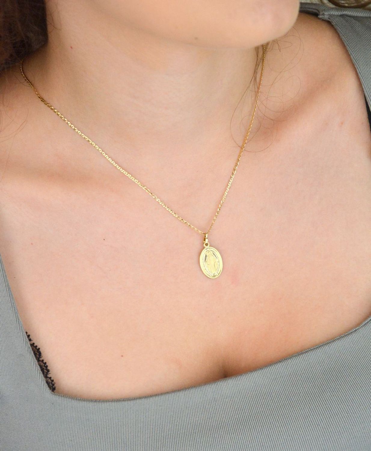 Złoty medalik Matki Boskiej Cudownej próby 585. Klasyczna zawieszka o długości 2,5 cm, szerokości 1,2 cm i wadze 1,72 g. Symbol wiary i ochrony.1.jpg