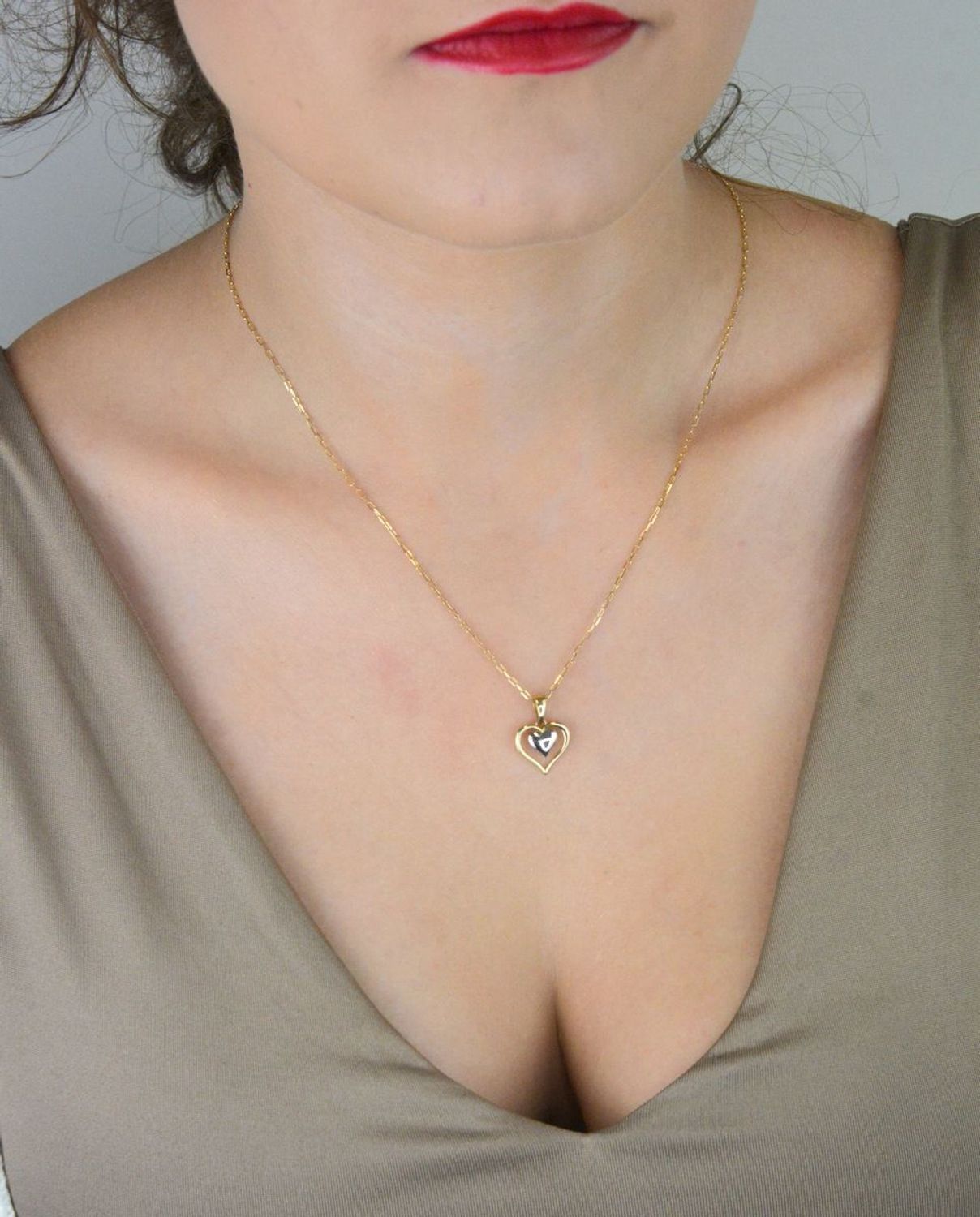 Zawieszka damska złota 585 z dodatkiem białego złota – subtelne serce w sercu. Elegancka biżuteria o wymiarach 1,7 x 1,2 cm, waga 0,75 g. Model DIA-ZAW-13595-585 – symbol miłości i elegancji.1.jpg