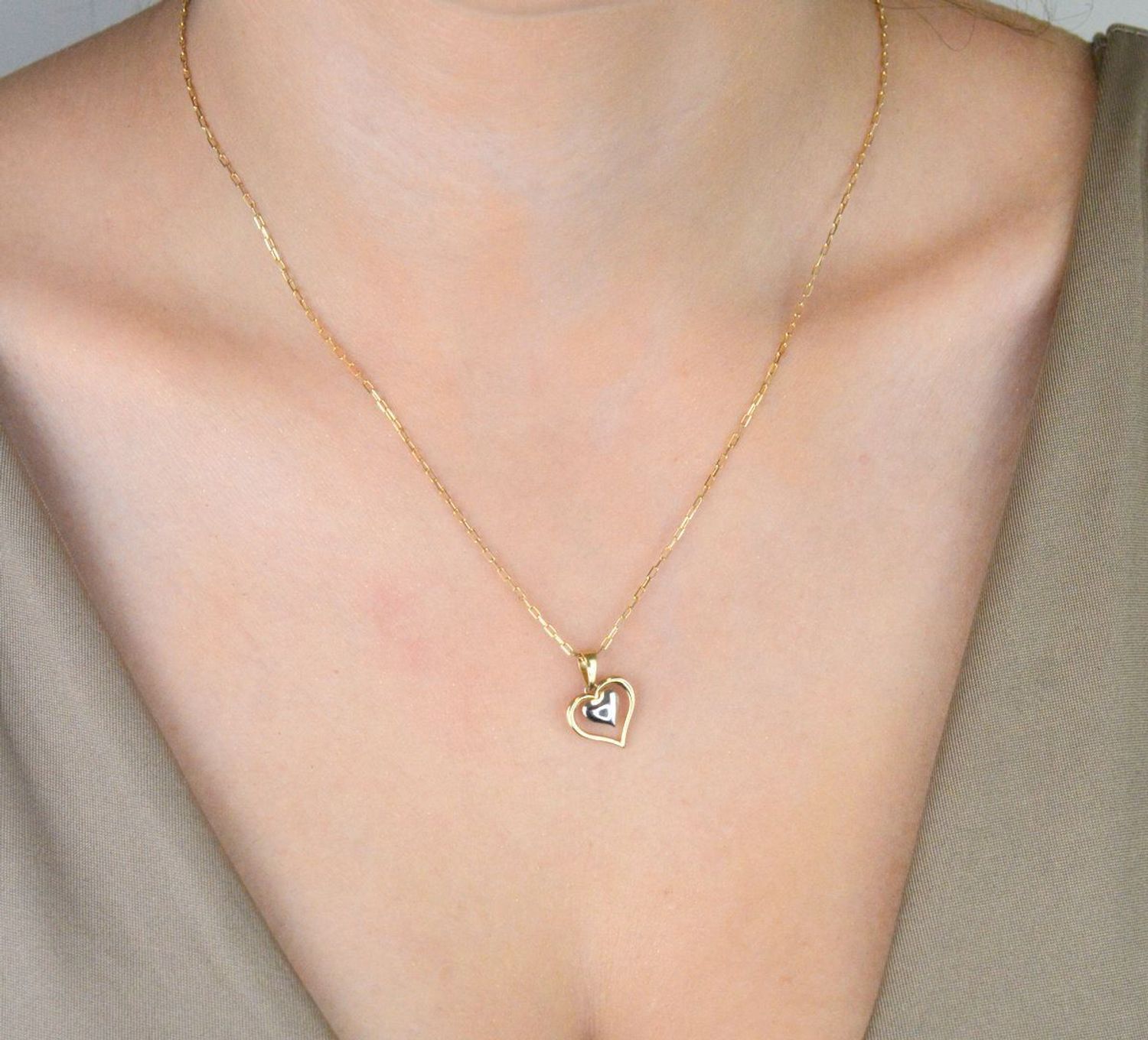 Zawieszka damska złota 585 z dodatkiem białego złota – subtelne serce w sercu. Elegancka biżuteria o wymiarach 1,7 x 1,2 cm, waga 0,75 g. Model DIA-ZAW-13595-585 – symbol miłości i elegancji.1.jpg