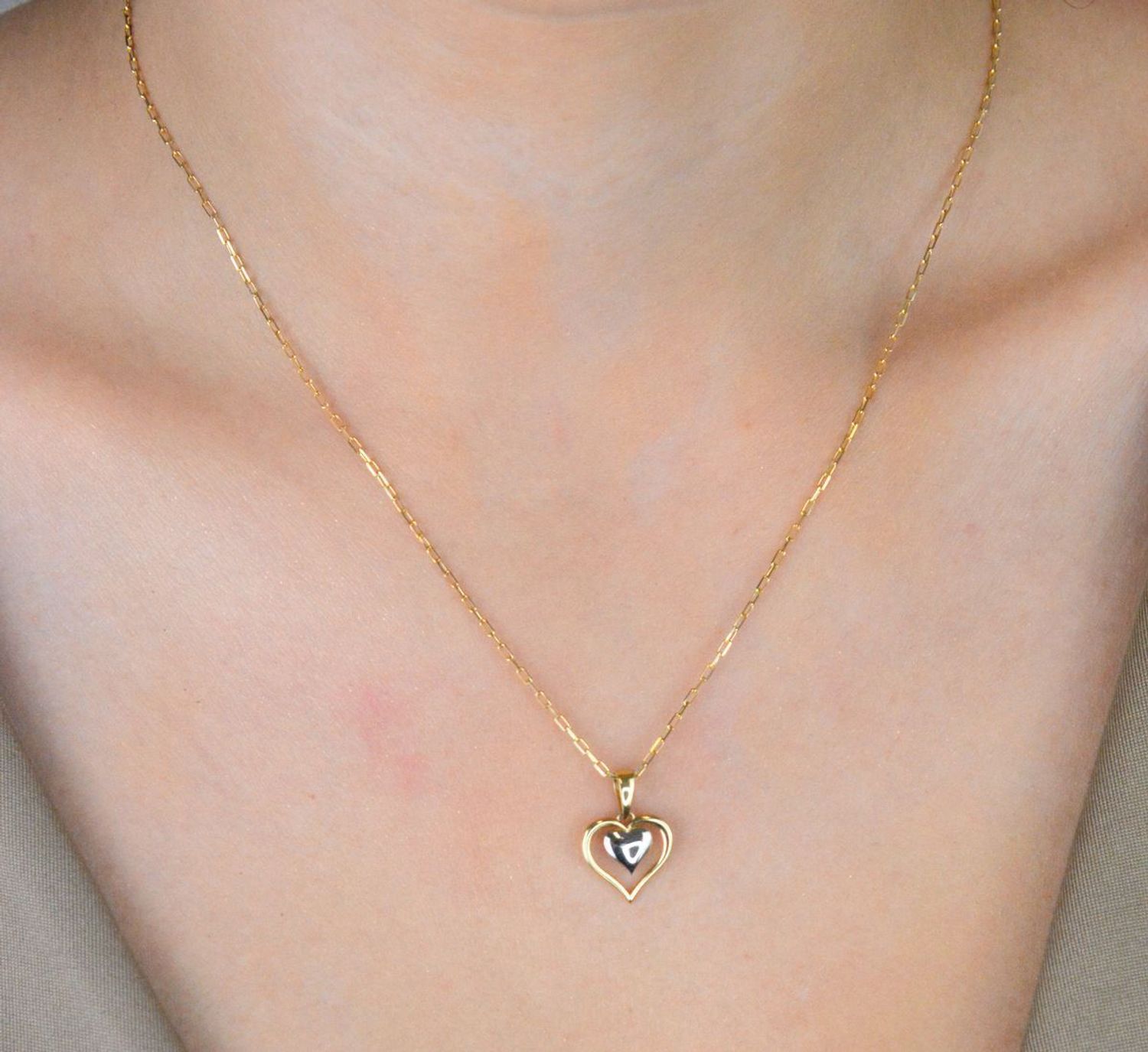 Zawieszka damska złota 585 z dodatkiem białego złota – subtelne serce w sercu. Elegancka biżuteria o wymiarach 1,7 x 1,2 cm, waga 0,75 g. Model DIA-ZAW-13595-585 – symbol miłości i elegancji.1.jpg