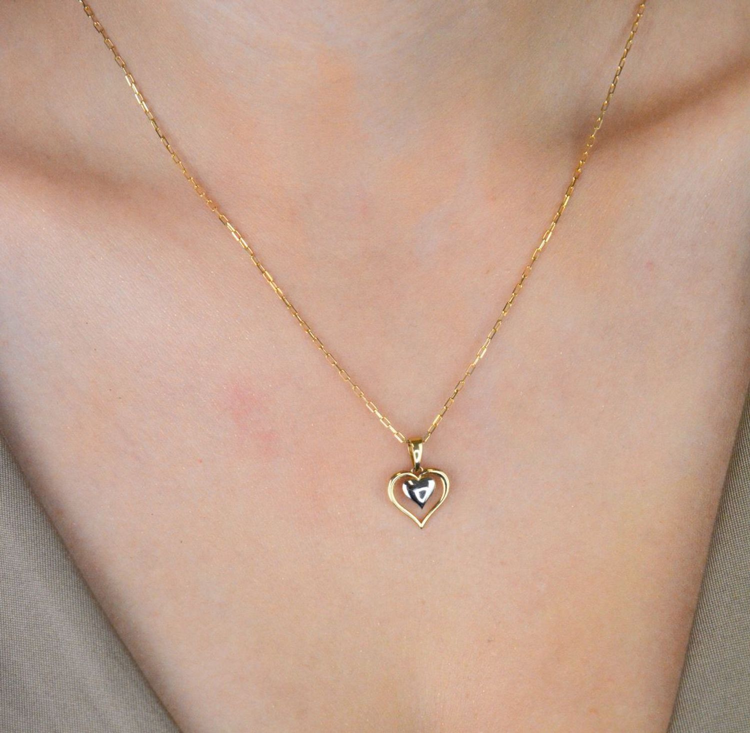 Zawieszka damska złota 585 z dodatkiem białego złota – subtelne serce w sercu. Elegancka biżuteria o wymiarach 1,7 x 1,2 cm, waga 0,75 g. Model DIA-ZAW-13595-585 – symbol miłości i elegancji.1.jpg