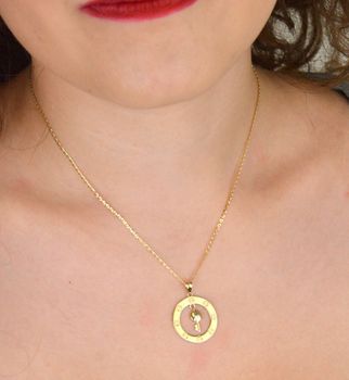 Złota zawieszka próby 585 z ruchomym kluczykiem w środku – symboliczna biżuteria idealna na prezent. Średnica 2,2 cm, waga 1,64 g. Sprawdź! (2).JPG