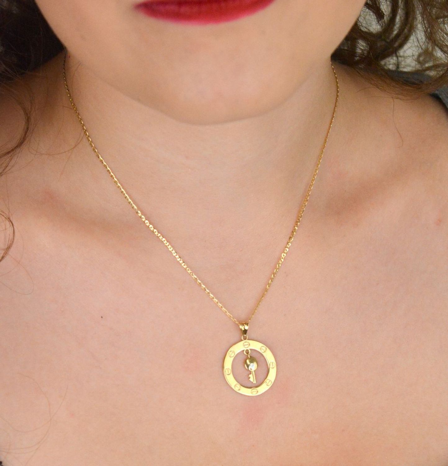 Złota zawieszka próby 585 z ruchomym kluczykiem w środku – symboliczna biżuteria idealna na prezent. Średnica 2,2 cm, waga 1,64 g. Sprawdź!1.jpg