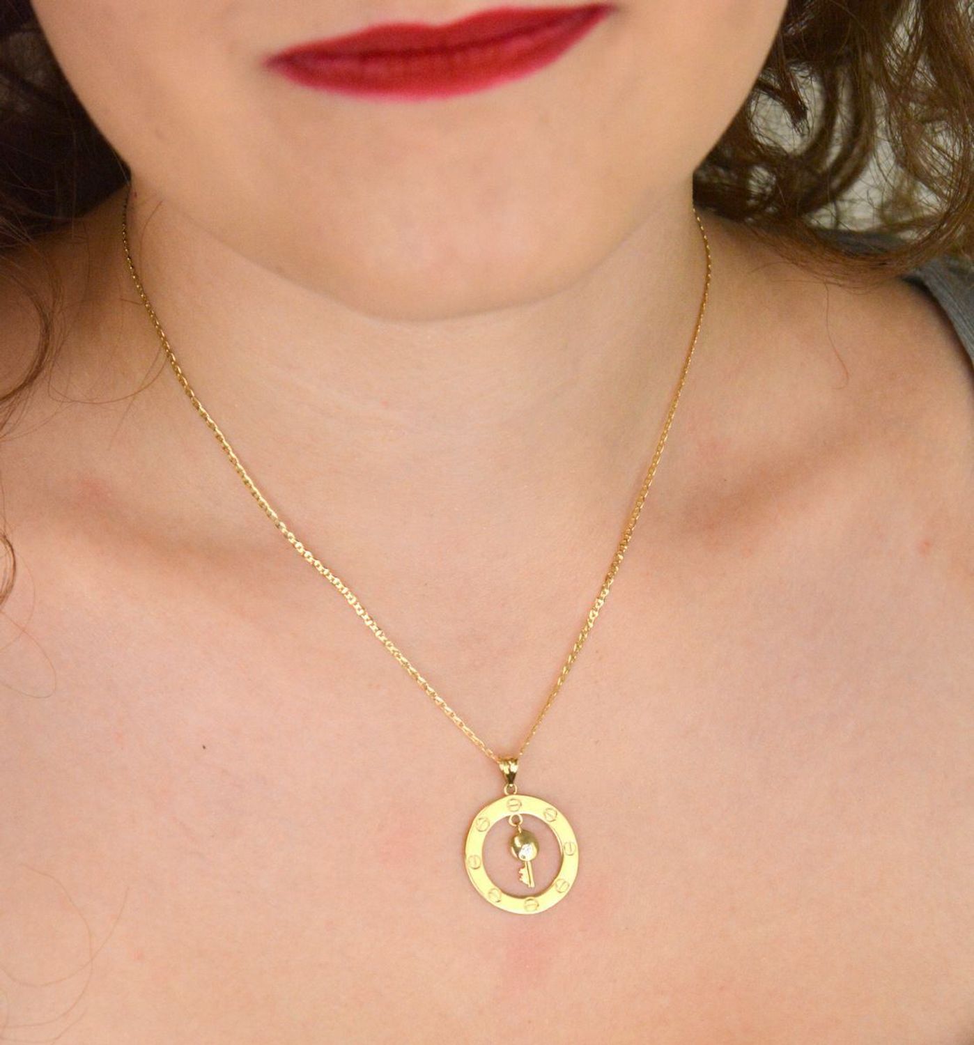 Złota zawieszka próby 585 z ruchomym kluczykiem w środku – symboliczna biżuteria idealna na prezent. Średnica 2,2 cm, waga 1,64 g. Sprawdź!1.jpg