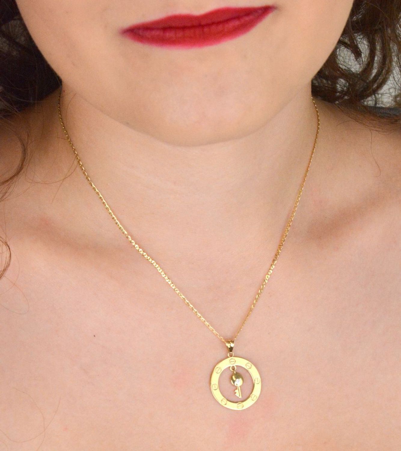 Złota zawieszka próby 585 z ruchomym kluczykiem w środku – symboliczna biżuteria idealna na prezent. Średnica 2,2 cm, waga 1,64 g. Sprawdź!1.jpg