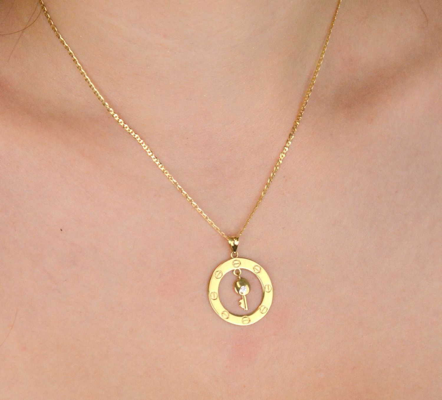 Złota zawieszka próby 585 z ruchomym kluczykiem w środku – symboliczna biżuteria idealna na prezent. Średnica 2,2 cm, waga 1,64 g. Sprawdź!1.jpg