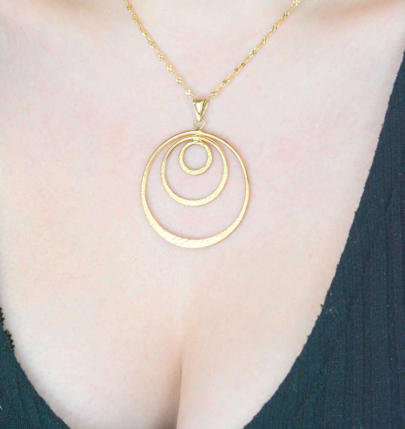 Duża zawieszka złota trzy okręgi, próba 333 DIA-ZAW-1362-333. Duże złote zawieszki. Zawieszka złota z niższej próby. Okrągła złota zawieszka. Złota biżuteria na prezent dla kobiety.1.jpg