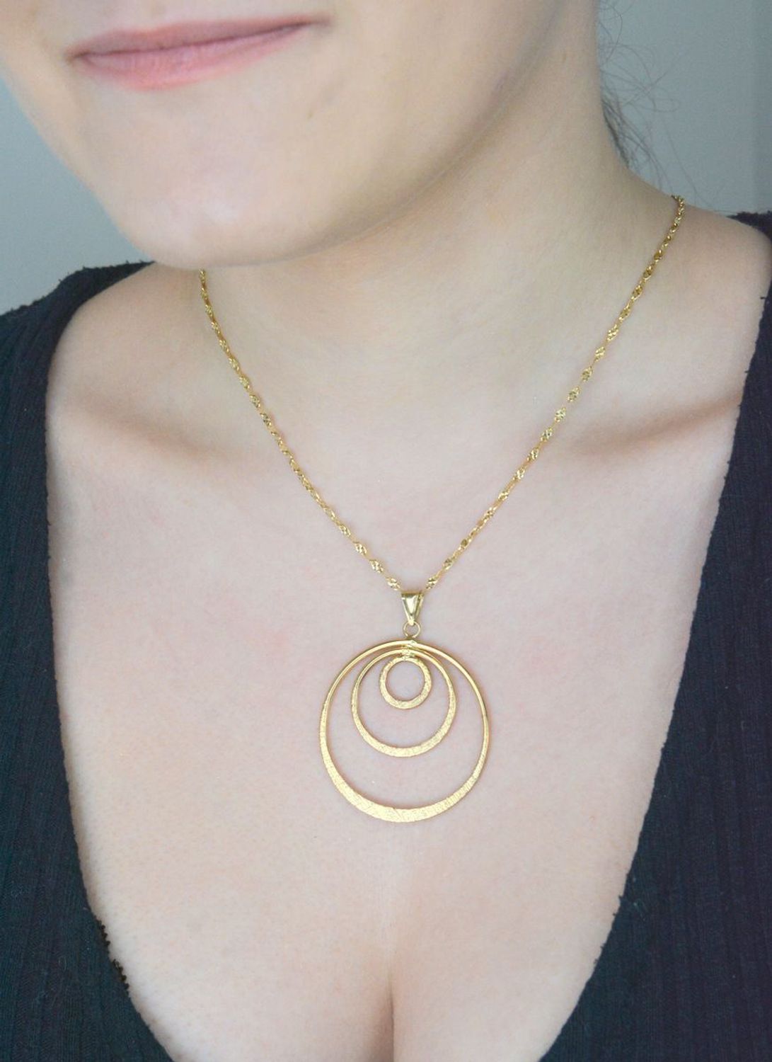 Duża zawieszka złota trzy okręgi, próba 333 DIA-ZAW-1362-333. Duże złote zawieszki. Zawieszka złota z niższej próby. Okrągła złota zawieszka. Złota biżuteria na prezent dla kobiety.1.jpg