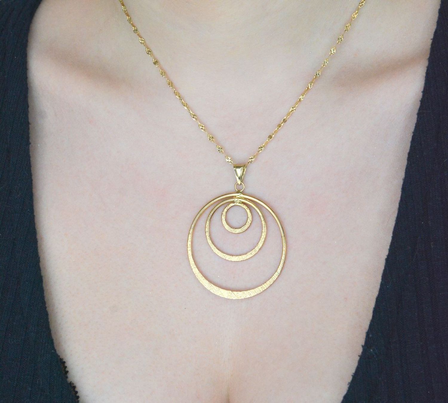 Duża zawieszka złota trzy okręgi, próba 333 DIA-ZAW-1362-333. Duże złote zawieszki. Zawieszka złota z niższej próby. Okrągła złota zawieszka. Złota biżuteria na prezent dla kobiety.1.jpg