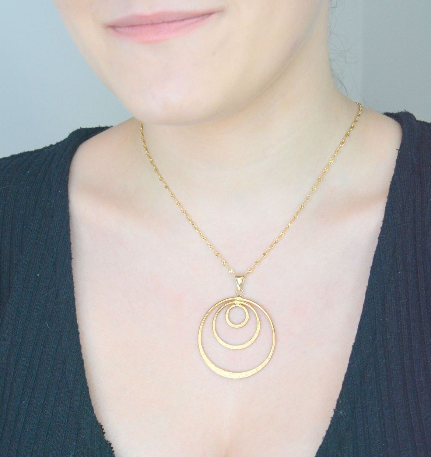 Duża zawieszka złota trzy okręgi, próba 333 DIA-ZAW-1362-333. Duże złote zawieszki. Zawieszka złota z niższej próby. Okrągła złota zawieszka. Złota biżuteria na prezent dla kobiety.1.jpg