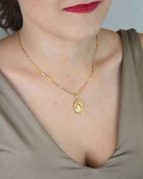 Złoty medalik próby 585 z wizerunkiem Matki Boskiej, długość 2,9 cm, waga 0,74 g. Ażurowa, lekka zawieszka idealna na prezent i symbol duchowej opieki (7).JPG
