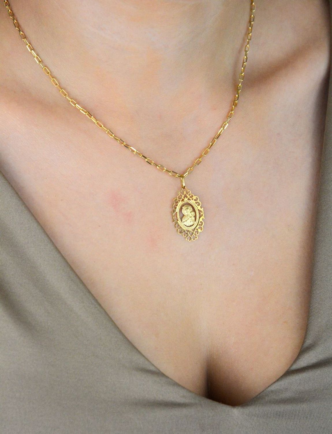 Złoty ażurowy medalik z Matką Boską - elegancka zawieszka 2,9cm, 0,74g.jpg