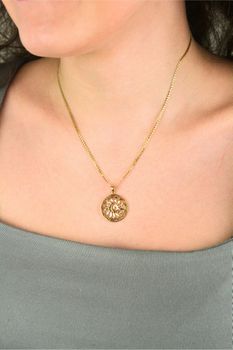 Złota okrągła zawieszka słońce z drogą grecką wykonana ze złota próby 585. Średnica 21 mm, waga 1,57 g. Idealna na prezent i wyjątkową pamiątkę (2).jpg