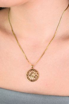 Złota okrągła zawieszka słońce z drogą grecką wykonana ze złota próby 585. Średnica 21 mm, waga 1,57 g. Idealna na prezent i wyjątkową pamiątkę (4).jpg