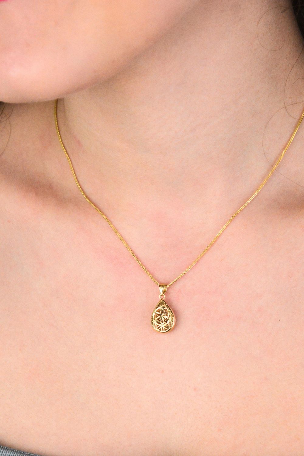 Ażurowa złota zawieszka łezka z motywem kwiatów – próba 585.jpg