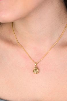 Elegancka ażurowa złota łezka z motywem kwiatów. Złoto próby 585, waga 1,39 g, długość 2 cm. Subtelna biżuteria idealna na prezent ✨ (1).jpg