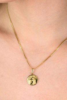 Złota zawieszka medalik Święta Rita – złoto 585, 1,4 cm (1).jpg