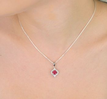 Elegancka zawieszka srebrna DIA-ZAW-13637-925 ozdobiona dużą czerwoną cyrkonią oraz mniejszymi białymi. Wykonana ze srebra próby 925, długość 2,2 cm, szerokość 1,2 cm, waga 1,60 g (1).JPG