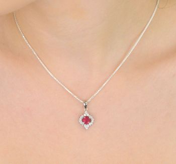 Elegancka zawieszka srebrna DIA-ZAW-13637-925 ozdobiona dużą czerwoną cyrkonią oraz mniejszymi białymi. Wykonana ze srebra próby 925, długość 2,2 cm, szerokość 1,2 cm, waga 1,60 g (3).JPG