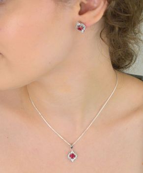 Elegancka zawieszka srebrna DIA-ZAW-13637-925 ozdobiona dużą czerwoną cyrkonią oraz mniejszymi białymi. Wykonana ze srebra próby 925, długość 2,2 cm, szerokość 1,2 cm, waga 1,60 g (4).JPG