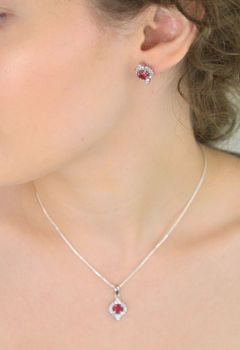 Elegancka zawieszka srebrna DIA-ZAW-13637-925 ozdobiona dużą czerwoną cyrkonią oraz mniejszymi białymi. Wykonana ze srebra próby 925, długość 2,2 cm, szerokość 1,2 cm, waga 1,60 g (6).JPG