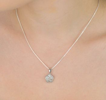 Elegancka zawieszka damska DIA-ZAW-13641-925 wykonana ze srebra próby 925 w kształcie kwiatka, ozdobiona lśniącymi cyrkoniami. Długość 2 cm, szerokość 1,2 cm, waga 1,40 g (1).JPG