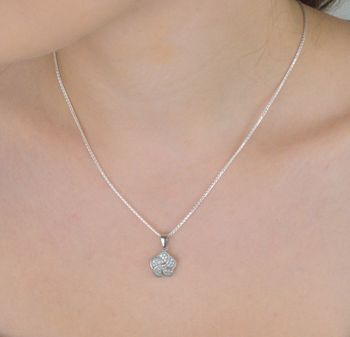 Elegancka zawieszka damska DIA-ZAW-13641-925 wykonana ze srebra próby 925 w kształcie kwiatka, ozdobiona lśniącymi cyrkoniami. Długość 2 cm, szerokość 1,2 cm, waga 1,40 g (3).JPG
