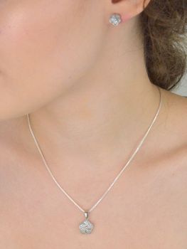 Elegancka zawieszka damska DIA-ZAW-13641-925 wykonana ze srebra próby 925 w kształcie kwiatka, ozdobiona lśniącymi cyrkoniami. Długość 2 cm, szerokość 1,2 cm, waga 1,40 g (4).JPG