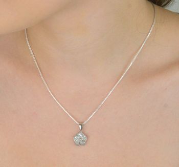 Elegancka zawieszka damska DIA-ZAW-13641-925 wykonana ze srebra próby 925 w kształcie kwiatka, ozdobiona lśniącymi cyrkoniami. Długość 2 cm, szerokość 1,2 cm, waga 1,40 g (5).JPG