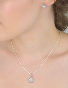Elegancka zawieszka damska DIA-ZAW-13641-925 wykonana ze srebra próby 925 w kształcie kwiatka, ozdobiona lśniącymi cyrkoniami. Długość 2 cm, szerokość 1,2 cm, waga 1,40 g (6).JPG