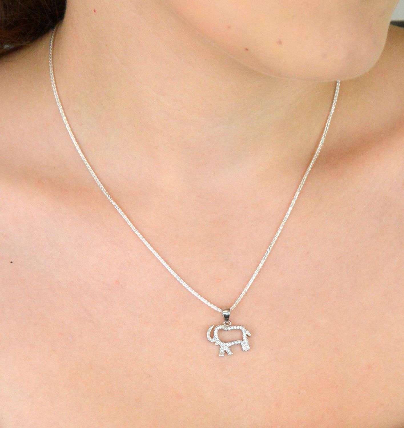 Urocza zawieszka dziecięca DIA-ZAW-13643-925 w kształcie słonika, wykonana ze srebra próby 925, ozdobiona cyrkoniami. Waga 1,50 g, wymiary 1,5 x 1,8 cm. Idealna na prezent dla dziecka.1.jpg