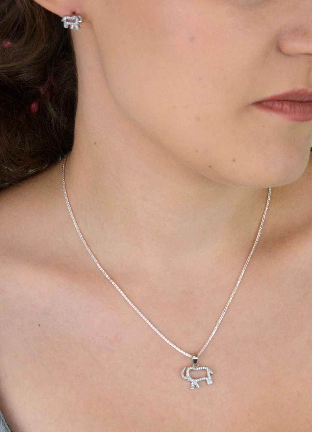 Urocza zawieszka dziecięca DIA-ZAW-13643-925 w kształcie słonika, wykonana ze srebra próby 925, ozdobiona cyrkoniami. Waga 1,50 g, wymiary 1,5 x 1,8 cm. Idealna na prezent dla dziecka.1.jpg