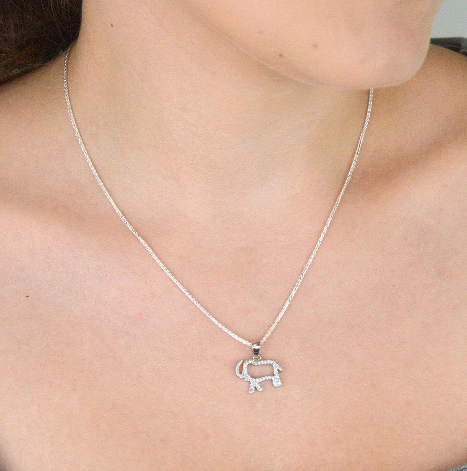 Urocza zawieszka dziecięca DIA-ZAW-13643-925 w kształcie słonika, wykonana ze srebra próby 925, ozdobiona cyrkoniami. Waga 1,50 g, wymiary 1,5 x 1,8 cm. Idealna na prezent dla dziecka.1.jpg