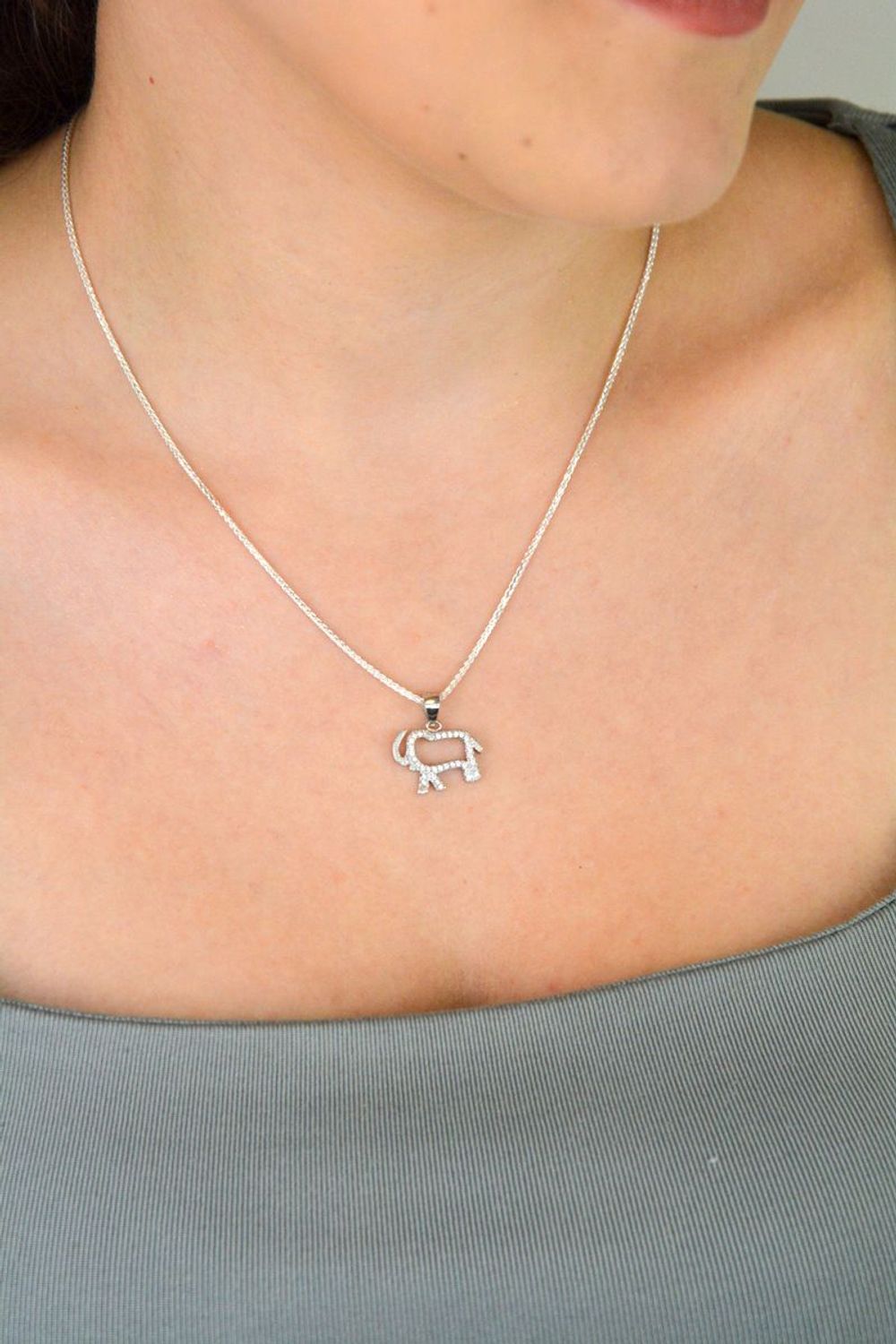 Urocza zawieszka dziecięca DIA-ZAW-13643-925 w kształcie słonika, wykonana ze srebra próby 925, ozdobiona cyrkoniami. Waga 1,50 g, wymiary 1,5 x 1,8 cm. Idealna na prezent dla dziecka.1.jpg