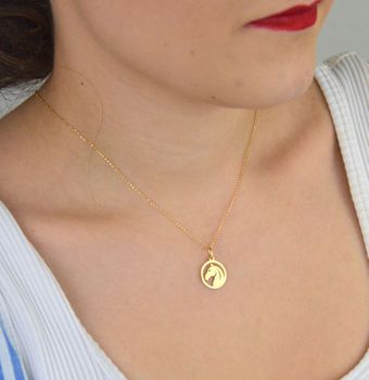 Stylowa zawieszka damska złota próby 585, model DIA-ZAW-13684-585. Okrągła z wizerunkiem głowy konia, wymiary 2,0 x 1,4 cm, waga 0,58 g. Idealna na prezent lub do codziennego noszenia (4).JPG