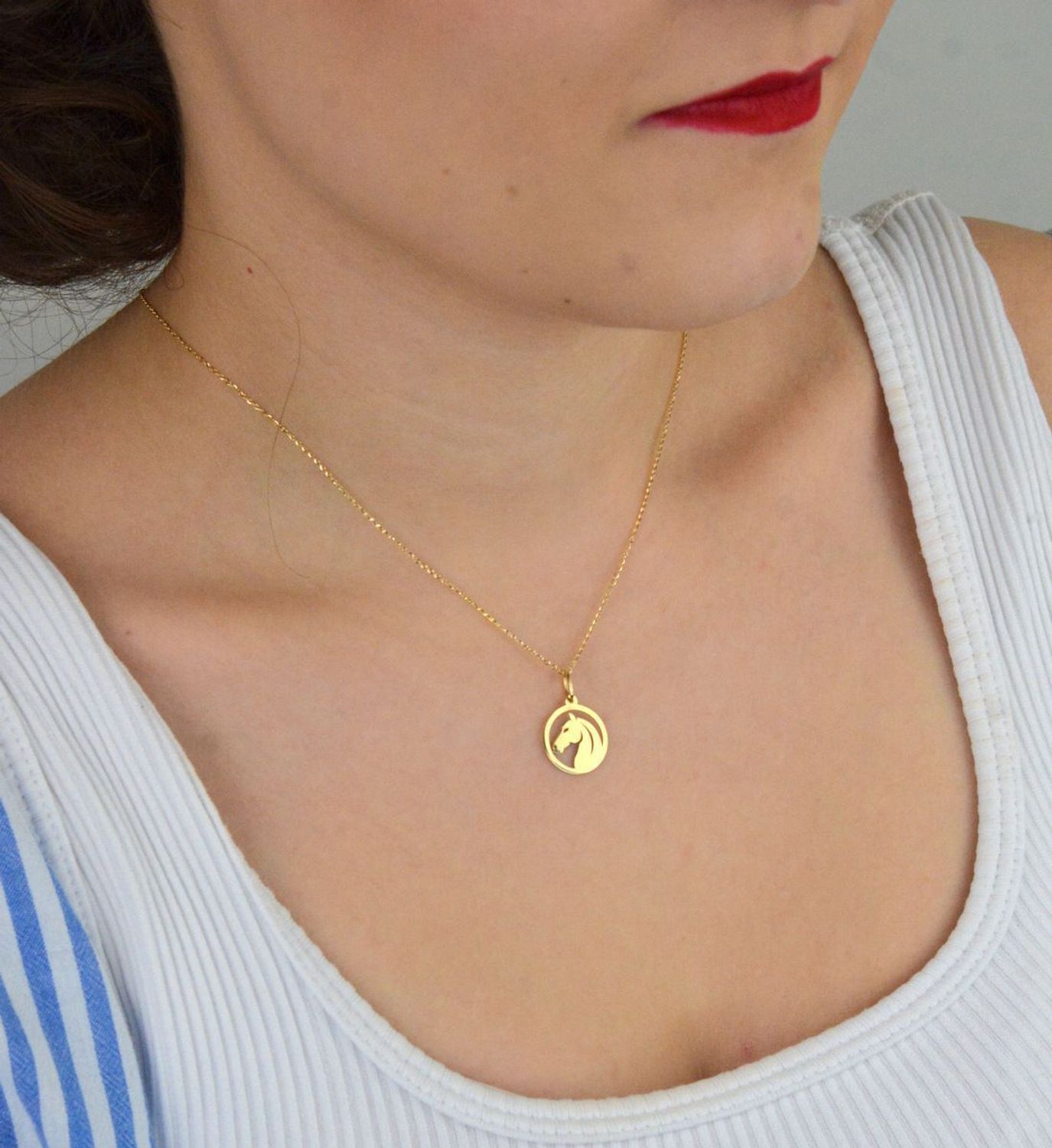 Stylowa zawieszka damska złota próby 585, model DIA-ZAW-13684-585. Okrągła z wizerunkiem głowy konia, wymiary 2,0 x 1,4 cm, waga 0,58 g. Idealna na prezent lub do codziennego noszenia.1.jpg