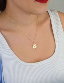 Stylowa zawieszka damska złota próby 585, model DIA-ZAW-13685-585. Podkowa z wizerunkiem głowy konia, długość z oczkiem 2,0 cm, szerokość 1,3 cm, waga 0,58 g. Idealna na prezent lub do codziennego noszenia (2).JPG