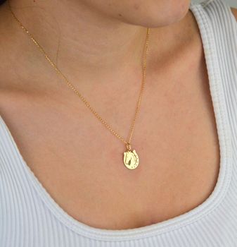 Stylowa zawieszka damska złota próby 585, model DIA-ZAW-13685-585. Podkowa z wizerunkiem głowy konia, długość z oczkiem 2,0 cm, szerokość 1,3 cm, waga 0,58 g. Idealna na prezent lub do codziennego noszenia (3).JPG