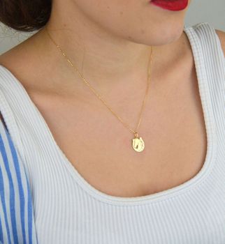 Stylowa zawieszka damska złota próby 585, model DIA-ZAW-13685-585. Podkowa z wizerunkiem głowy konia, długość z oczkiem 2,0 cm, szerokość 1,3 cm, waga 0,58 g. Idealna na prezent lub do codziennego noszenia (4).JPG