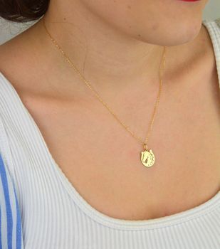 Stylowa zawieszka damska złota próby 585, model DIA-ZAW-13685-585. Podkowa z wizerunkiem głowy konia, długość z oczkiem 2,0 cm, szerokość 1,3 cm, waga 0,58 g. Idealna na prezent lub do codziennego noszenia (5).JPG