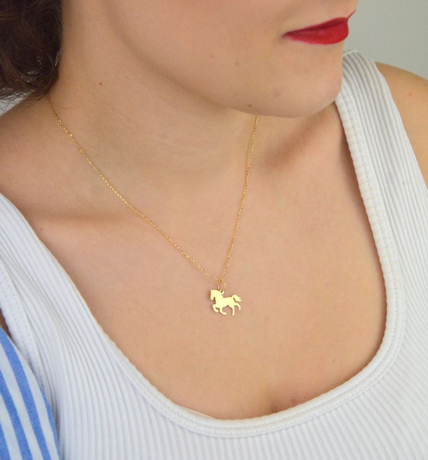 Stylowa zawieszka złota próby 585, model DIA-ZAW-13686-585 w kształcie konia. Wymiary 1,8 x 1,5 cm, waga 0,54 g. Idealna na prezent lub do codziennego noszenia.1.jpg